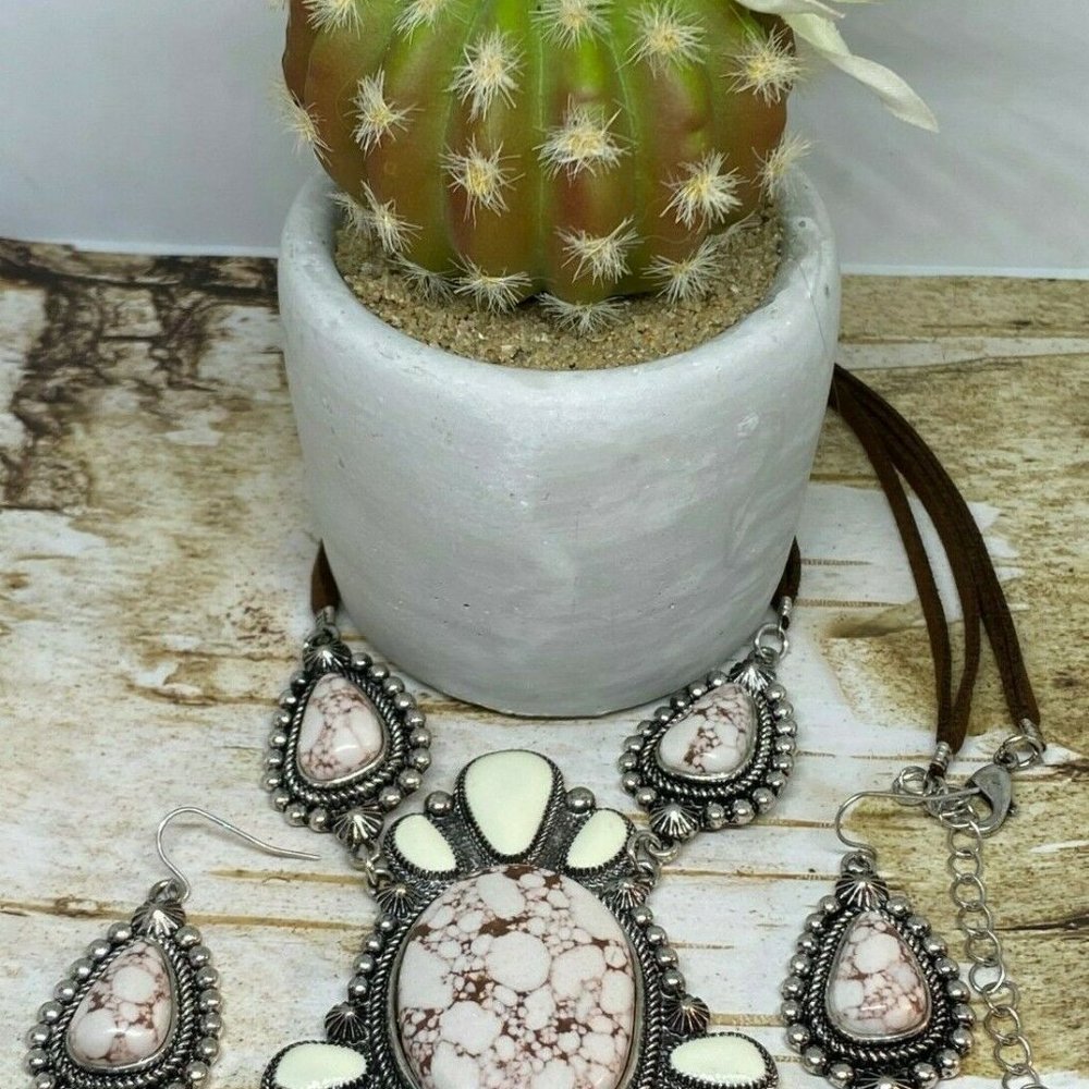 Western Southwest Christmas Spirit White Buffalo Pendant Rawhide Necklace slvr - Picture 5 of 9